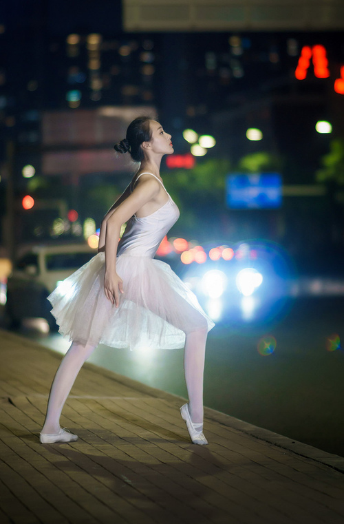 开云体育在线-哈利伯顿刷新纪录，年度焦点之战的辉煌夜晚